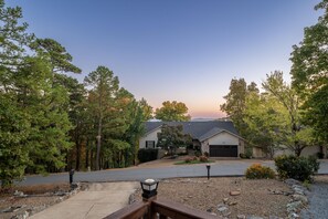 Property grounds - Luxury Private Downstairs Suite (Hot Springs)