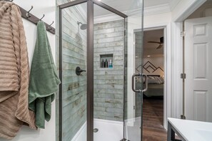 Shower, hair dryer, towels, soap - Luxury Private Downstairs Suite (Hot Springs)