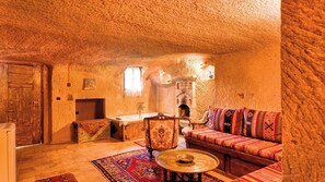 Dimrit Suite | Wohnbereich | 38-Zoll-LCD-Fernseher mit Kabelempfang, Fernseher