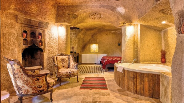 Marselan Deluxe | Oppholdsområde | En 38-tommers LCD-TV med kabel-kanaler samt TV