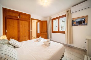 2 chambres, coffres-forts dans les chambres, fer et planche à repasser