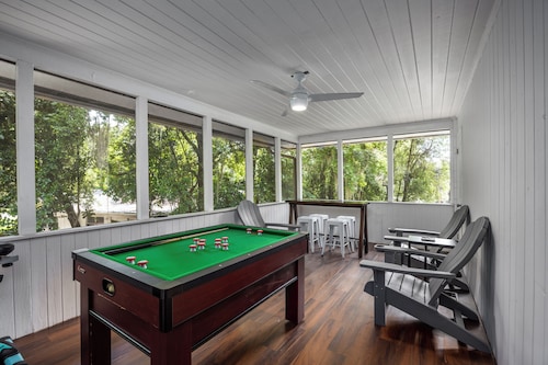 Picturesque, Bright & Comfy ~ Near Ben Hill Stadium & UF Campus ~ Porch ~Parking