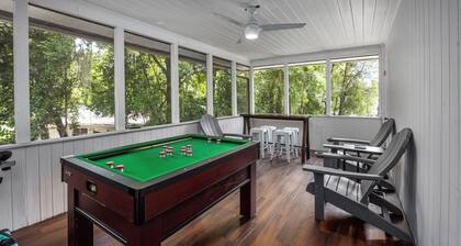 Picturesque, Bright & Comfy ~ Near Ben Hill Stadium & UF Campus ~ Porch ~Parking