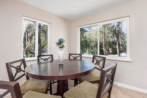 Dining - Picturesque, Bright & Comfy ~ Near Ben Hill Stadium & UF Campus ~ Porch ~Parking (Gainesville)