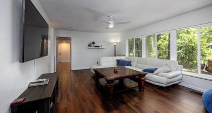 Picturesque, Bright & Comfy ~ Near Ben Hill Stadium & UF Campus ~ Porch ~Parking