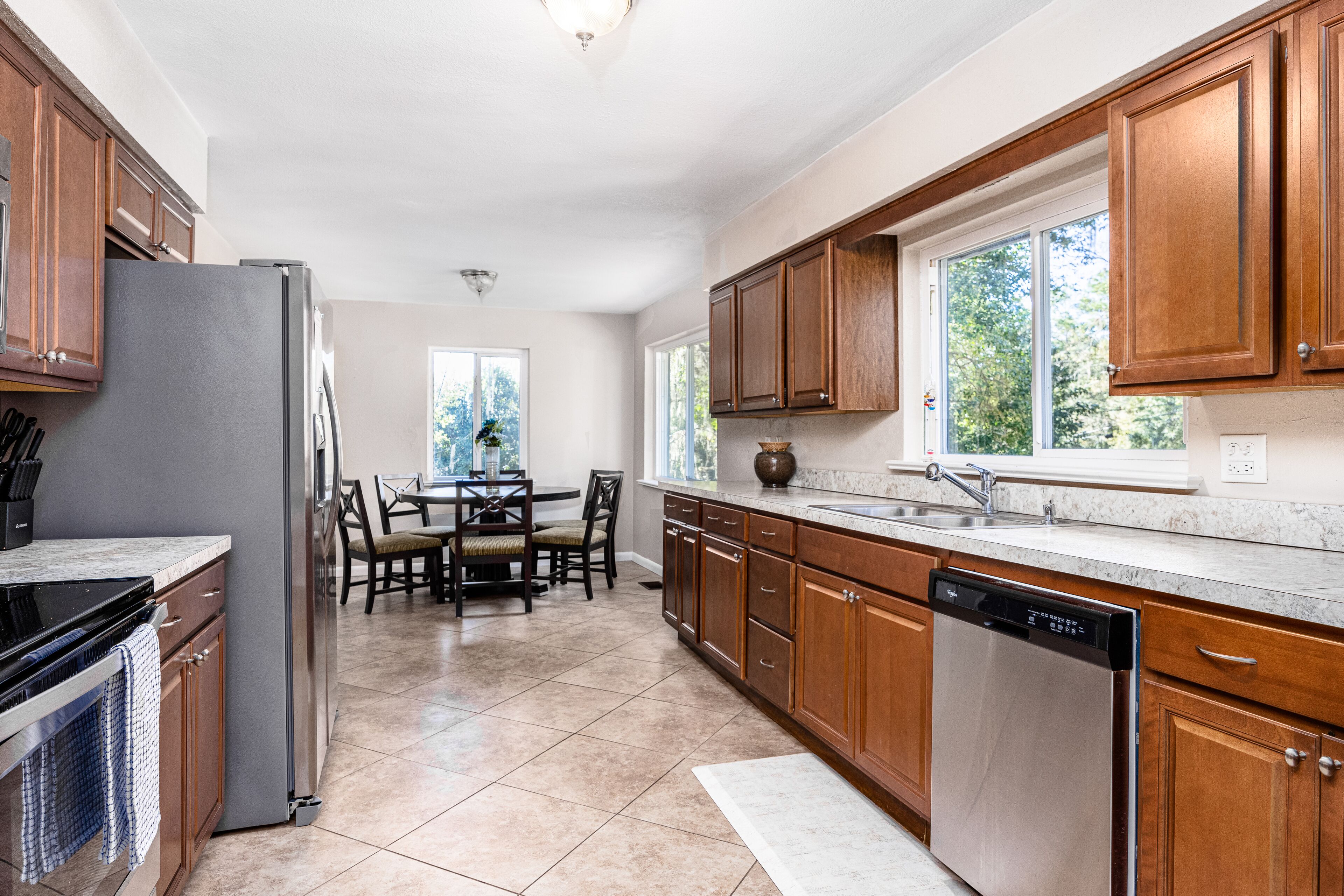 Coffee/tea maker, fridge, microwave, oven