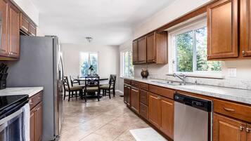 Coffee/tea maker, fridge, microwave, oven