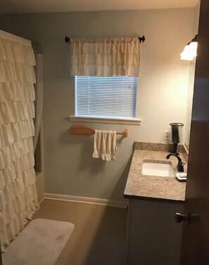 Shower, towels, toilet paper - Lakehouse Getaway! (Pittsburg)