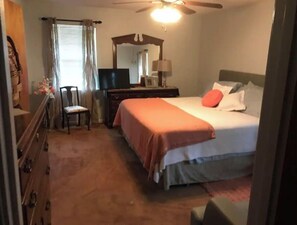 3 habitaciones, tabla de planchar con plancha, wifi y ropa de cama 