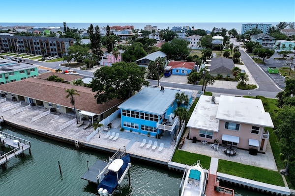 Welcome to Sunburst Vacation Rentals! The home is located directly on the intracoastal of Indian Rocks Beach. Sit out on the deck to drink your morning coffee, watch the dolphins & manatees, or fish off the dock! WALK to the beach in 3-5 minutes.