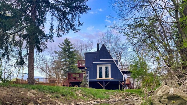 A house with a dock, a small pond, and surrounding trees. - Relaxing Scenic 1 Bedroom Retreat With Private Hot Tub (Findlay)
