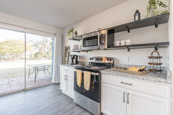 Kühlschrank, Mikrowelle, Ofen, Herdplatte