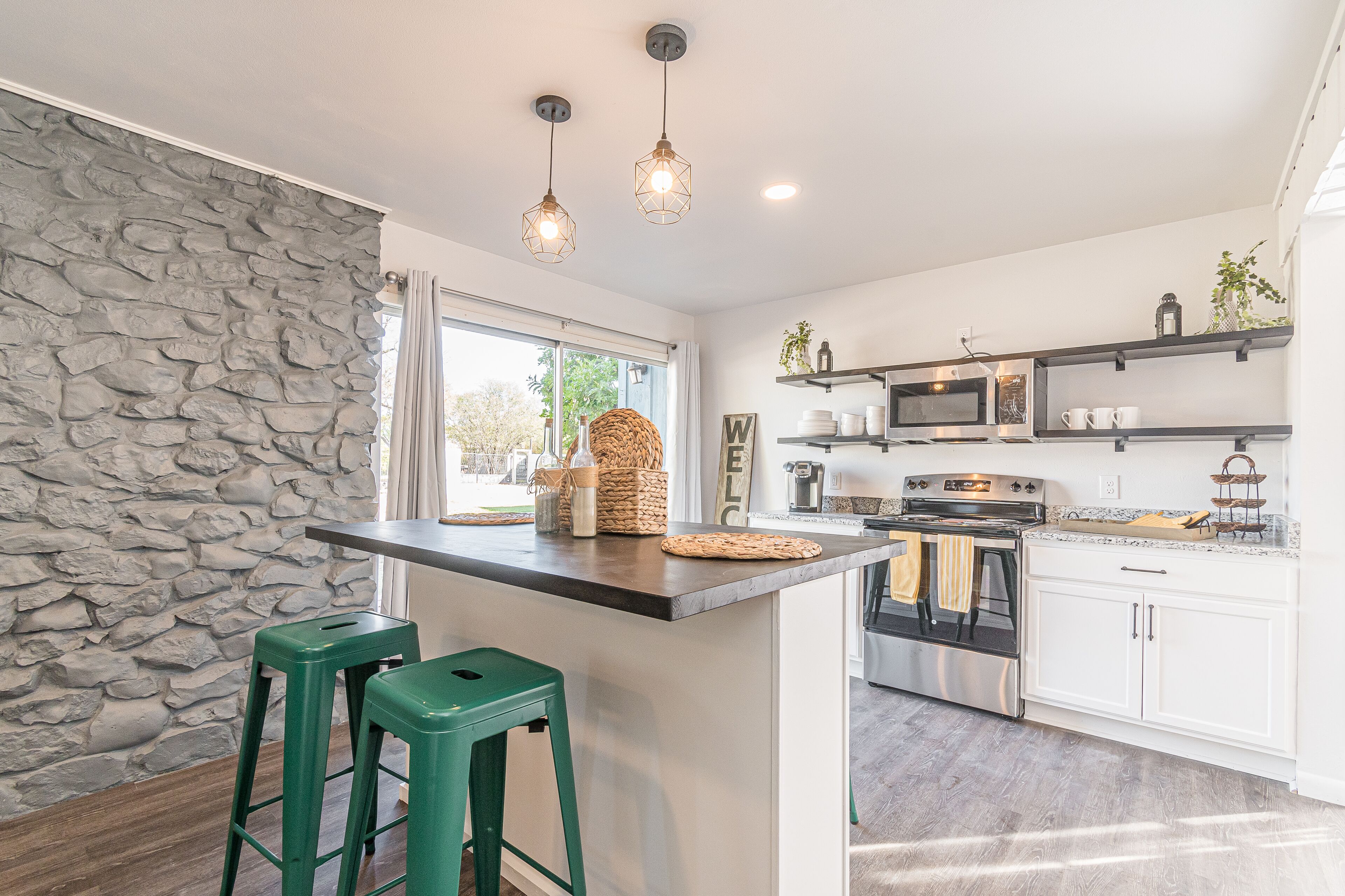 冷蔵庫、電子レンジ、オーブン、コンロ