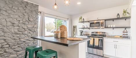 Réfrigérateur, micro-ondes, four, plaque de cuisson