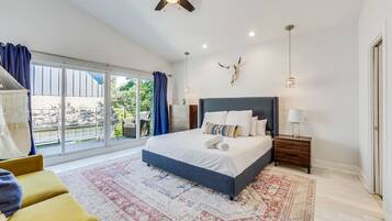 4 habitaciones, escritorio y tabla de planchar con plancha