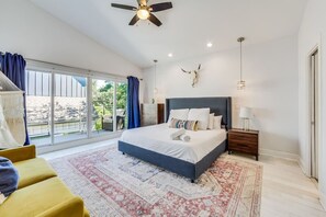 4 habitaciones, escritorio y tabla de planchar con plancha