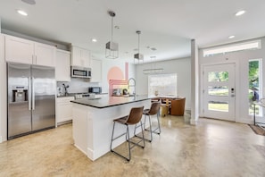 Fridge, microwave, oven, stovetop - Modern Stylish Home - Near E. 6th St & Downtown (Austin)