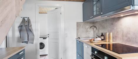 Fridge, stovetop, dishwasher, coffee/tea maker