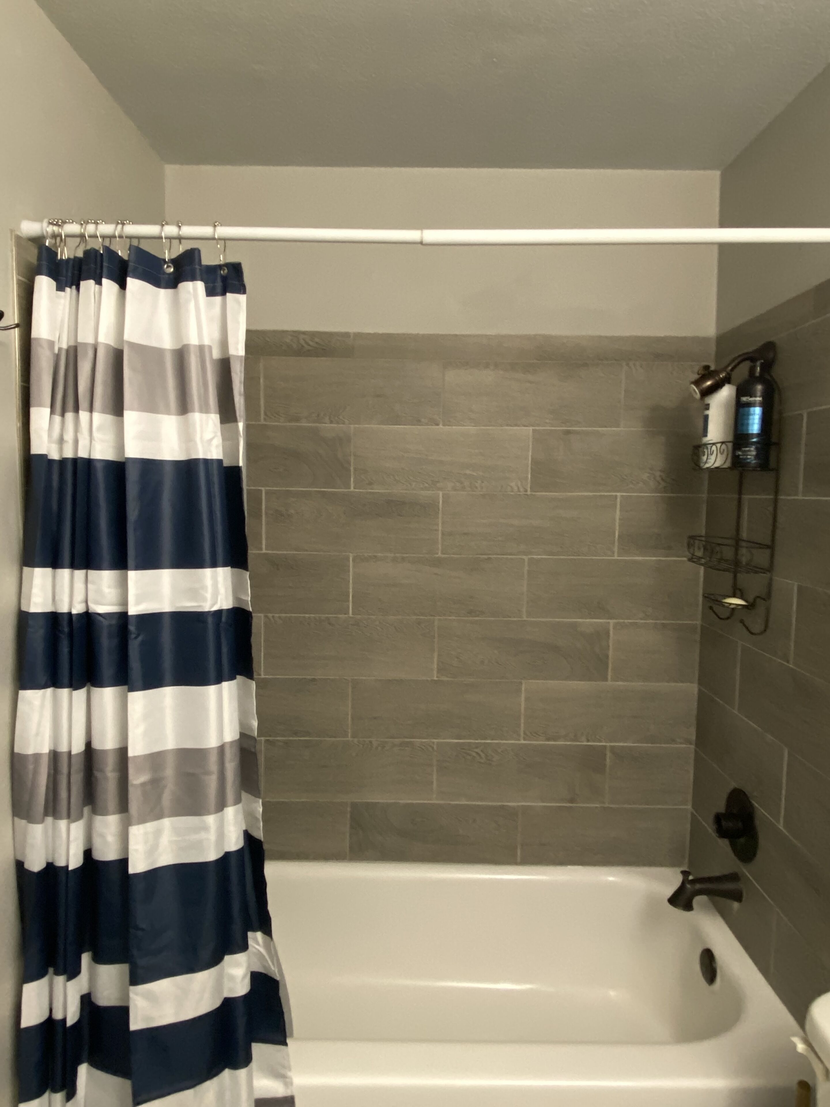 Ensemble douche/baignoire, sèche-cheveux, serviettes fournies, savon
