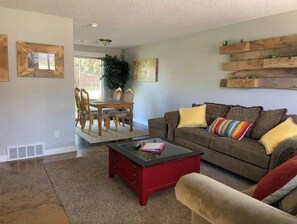 Smart TV - Best Value in NW Boise- large backyard, fire pit, 10 min to downtown (Boise)