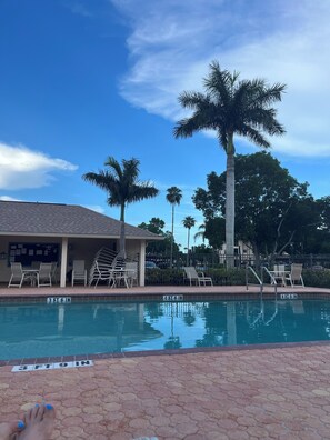 Una piscina al aire libre, una piscina climatizada