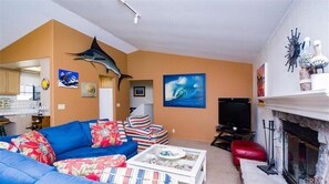 TV, fireplace, books - MonarchButterflySanctuary&Ocean w/in 8-9mins walking distance from House.<br> (Grover Beach)