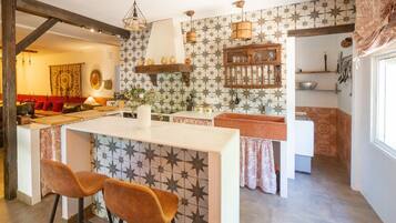 Frigorífico, microondas, horno y placa de cocina