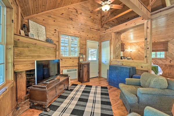Bells Vacation Rental | Studio | 1BA | 4 Stairs to Access | 625 Sq Ft
