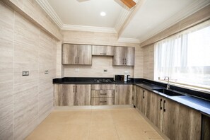 Een koelkast, een microgolfoven, een oven, een kookplaat