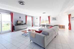 Televisión y chimenea 