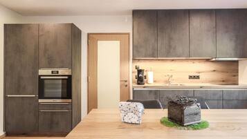 Frigorifero, piano cottura, lavastoviglie, macchina per tè/caffè