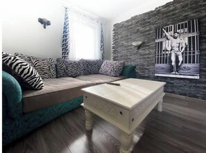 Smart TV, caminetto, lettore DVD, impianto stereo