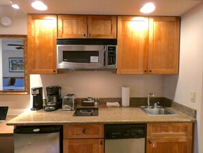 Kühlschrank, Mikrowelle, Herdplatte, Geschirrspüler