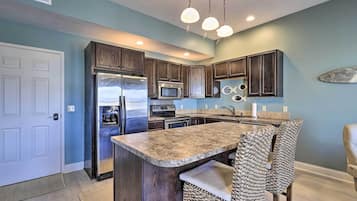 Fridge, microwave, stovetop, dishwasher