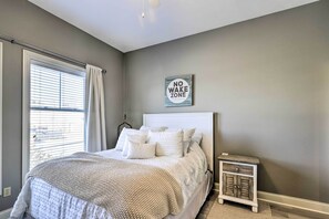 1 bedroom, desk, iron/ironing board, free Internet - Dtwn Ludington Condo: Balcony, Walk To Beach! (Ludington)