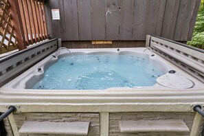 Outdoor spa tub - Pet Friendly, Cute Theme Decor, Wi-Fi,  Satelite TV, Hot Tub, Gas Grill (Rogers)