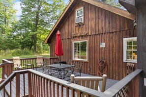 Outdoor dining - Pet Friendly, Cute Theme Decor, Wi-Fi,  Satelite TV, Hot Tub, Gas Grill (Rogers)