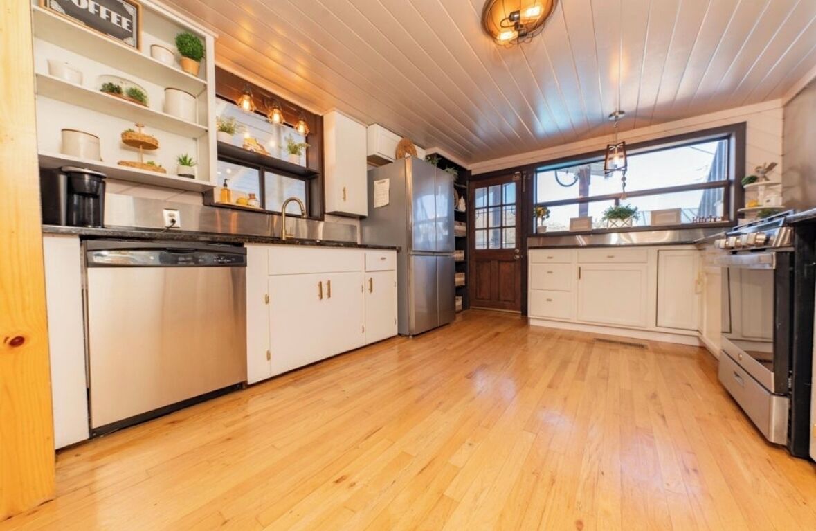 Refrigerador, microondas, parrilla de estufa y cafetera y tetera 