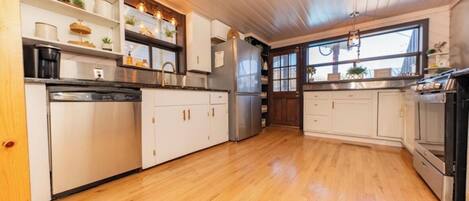 Refrigerador, microondas, parrilla de estufa y cafetera y tetera