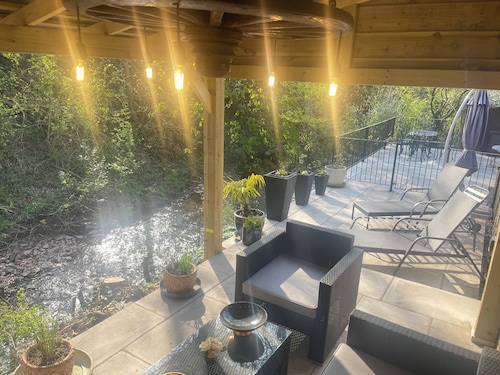 Riverside Two Bedroom Townhouse in Abergavenny with Car Charger.