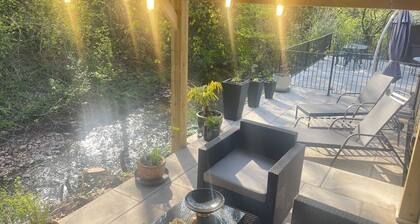 Riverside Two Bedroom Townhouse in Abergavenny with Car Charger.