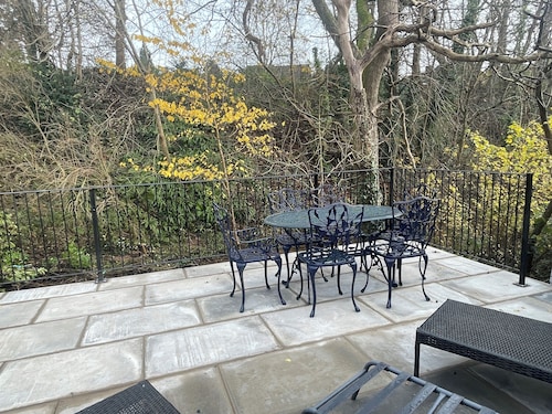 Riverside Two Bedroom Townhouse in Abergavenny with Car Charger.