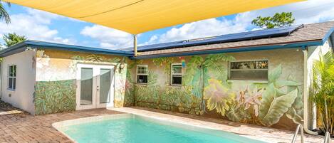 Una piscina al aire libre, una piscina climatizada