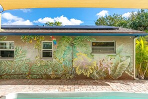 Exterior - *NEW* HEATED POOL & Jacuzzi! Foosball! King Bed! (Pinellas Park)