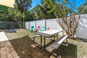 Outdoor dining - *NEW* HEATED POOL & Jacuzzi! Foosball! King Bed! (Pinellas Park)