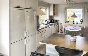 Réfrigérateur, micro-ondes, plaque de cuisson, lave-vaisselle