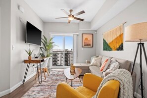 Een televisie en een kantoor