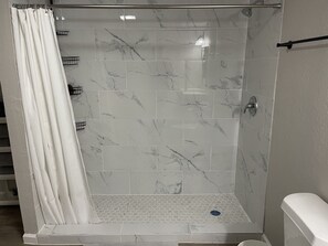 Shower, hair dryer, towels, soap - Modern Spacious Suite in Central SA/10 min to Downtown! RiverWalk! The Alamo! (San Antonio)
