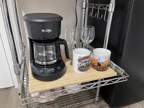 Coffee and/or coffee maker - Modern Spacious Suite in Central SA/10 min to Downtown! RiverWalk! The Alamo! (San Antonio)
