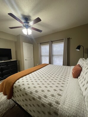 2 bedrooms, iron/ironing board, free WiFi, bed sheets - PERFECTLY CLEAN..GREAT LOCATION  (Pigeon Forge)